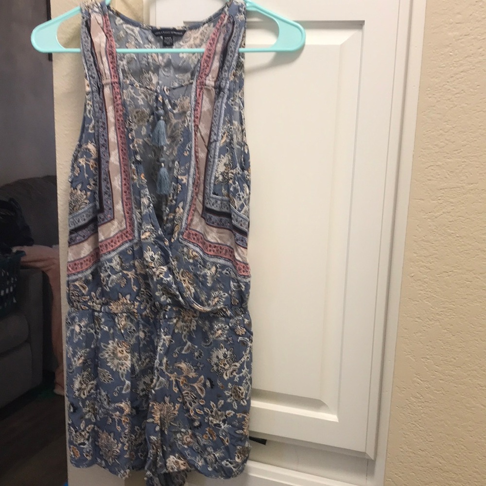 3 for $15 🦋🦋 American Eagle Outfitters blue, pink, cream & tan paisley romper